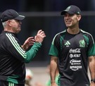 'Vasco' dirigiendo a jugadores mexicanos en el CAR junto a Rafael Márquez, próximo entrenador de la Selección una vez terminado el próximo Mundial.