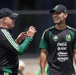 'Vasco' dirigiendo a jugadores mexicanos en el CAR junto a Rafael Márquez, próximo entrenador de la Selección una vez terminado el próximo Mundial.