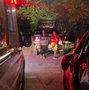 Se observa a dos hombres parados recargados en una vehículo.