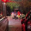 Se observa a dos hombres parados recargados en una vehículo.