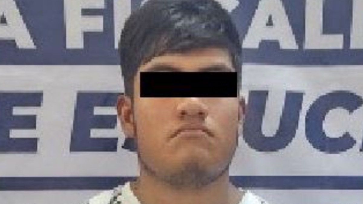 Rostro de un hombre cubierto con cinta negra y presentado ante la Fiscalía de Puebla.