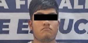 Rostro de un hombre cubierto con cinta negra y presentado ante la Fiscalía de Puebla.