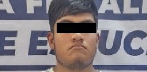 Rostro de un hombre cubierto con cinta negra y presentado ante la Fiscalía de Puebla.