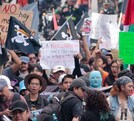 Jóvenes de la Generación Z manifestándose.