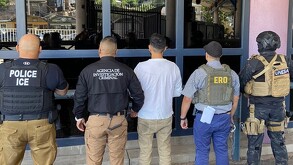 HOMBRES DETENIDOS POR POLICÍAS DE ESPALDAS