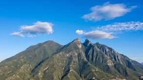 Cerro de la silla soleado con poca nubosidad