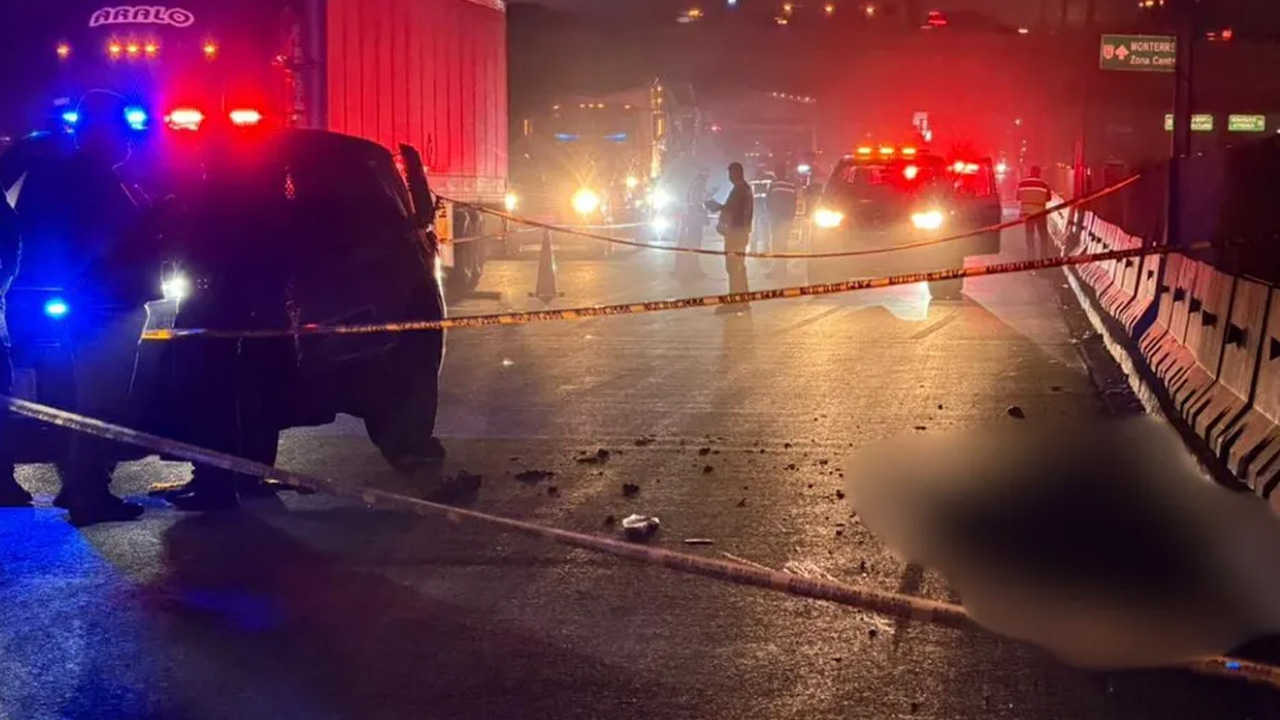 Una mujer perdió la vida tras ser atropellada por varios vehículos sobre la carretera a Nuevo Laredo, en Apodaca.