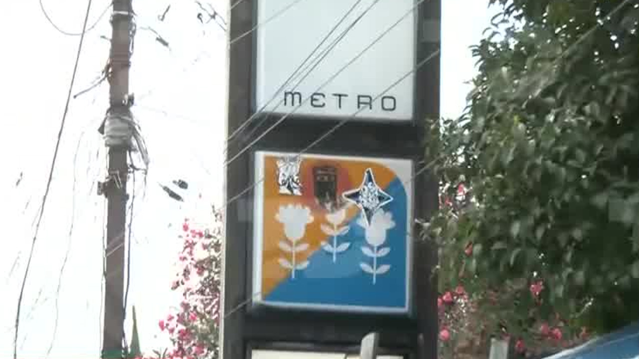 Una mujer de aproximadamente 50 años murió tras desvanecerse dentro de la estación Tacuba del Sistema de Transporte Colectivo Metro.