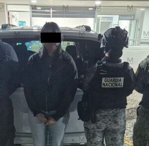Una mujer extranjera fue detenida sobre la autopista Salamanca-Morelia en Guanajuato por transportar cocaína oculta en su camioneta. Viajaba con dos menores