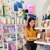 Persona comprando regalos en una tienda de Puebla