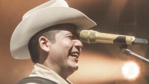 Remmy Valenzuela cantando una de sus famosas canciones para el público