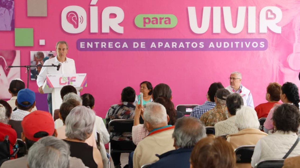 Asistentes del evento durante el discurso de Pepe Chedraui en Puebla
