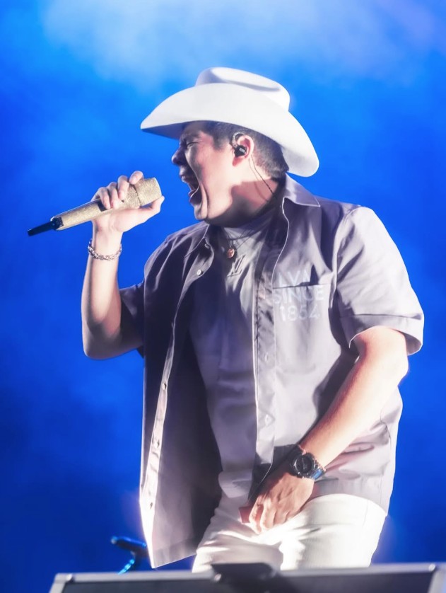 El cantante de regional mexicano, Remmy Valenzuela en un concierto en Tijuana, entonando alguna de sus canciones favoritas