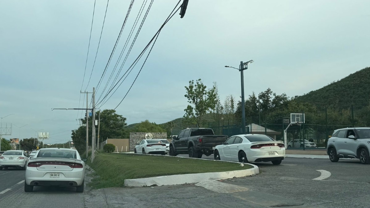Un reporte falso sobre personas privadas de la libertad provocó una intensa movilización policiaca en un club deportivo del sur de Monterrey.