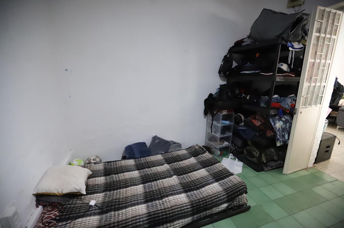 Cama en el piso y diferentes objetos