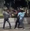 unos hombres peleando en una calle y una camioneta arrollando personas