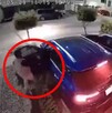 Hombre apuntando a una mujer dentro de un camioneta azul con la puerta del conductor abierta al exterior de una casa en Zapopan