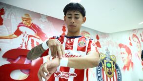 Analizamos cómo Gabriel Milito transformó a las Chivas mediante la identificación de talento y ajustes tácticos clave con jugadores como Govea, Romo y Aguirre.