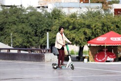 Scooters en Monterrey implican un reto vial. / Luis Guerra