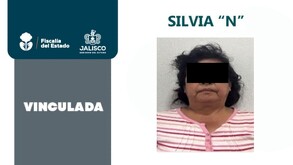 Ficha de vinculación a proceso de la Fiscalía de Jalisco con una foto de una mujer de nombre Silvia N con los ojos censurados por un recuadro negro