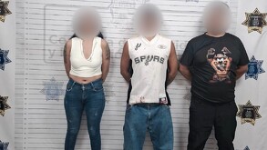 Se observa a dos hombres y una mujer con el rostro cubierto y están parados.