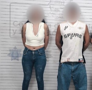 Se observa a dos hombres y una mujer con el rostro cubierto y están parados.