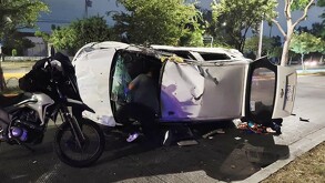¡Indignante! Un joven volcó su camioneta en Zapopan y, mientras aparentaban ayudarlo, sujetos le robaron su celular. Conoce los detalles de este siniestro.