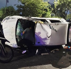 ¡Indignante! Un joven volcó su camioneta en Zapopan y, mientras aparentaban ayudarlo, sujetos le robaron su celular. Conoce los detalles de este siniestro.