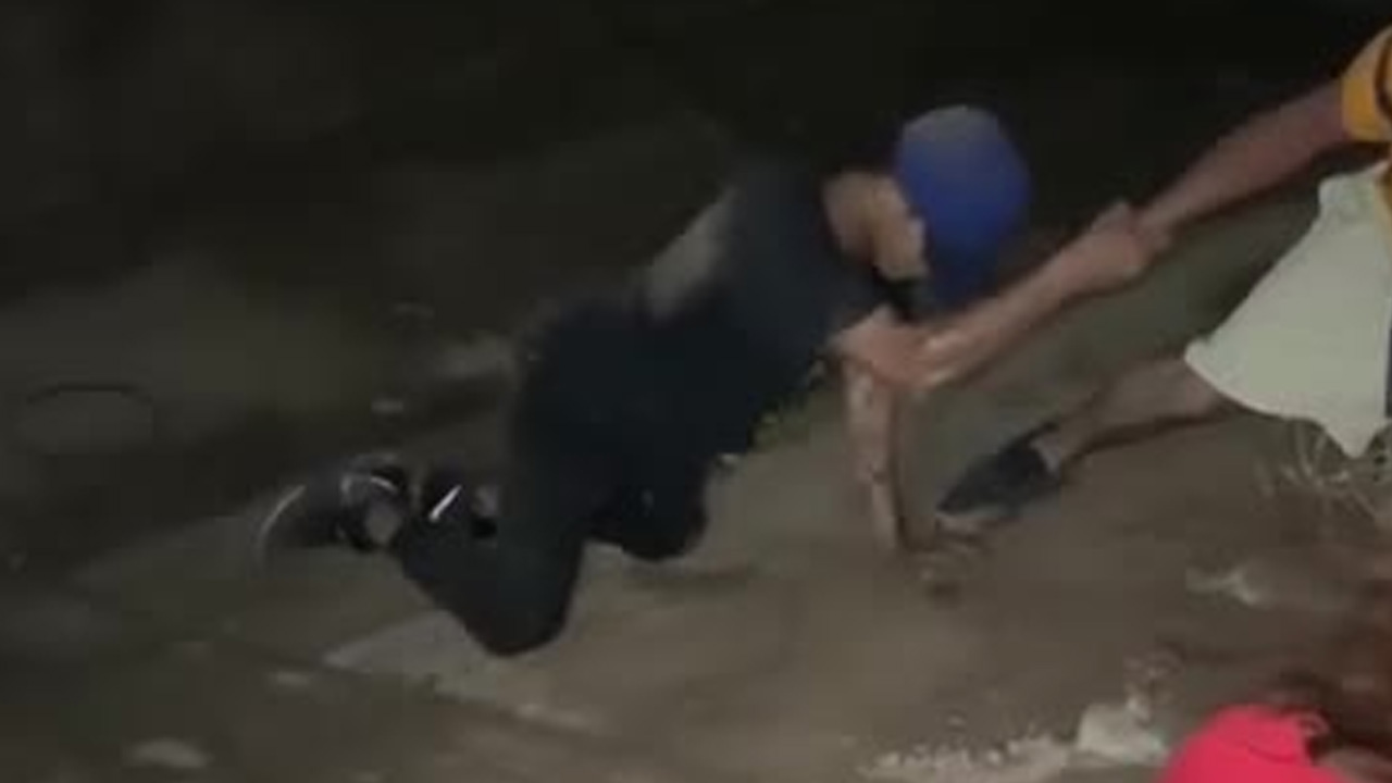 Ante el riesgo que representa cruzar el canal, los vecinos hicieron un llamado a las autoridades para la construcción de un puente peatonal.