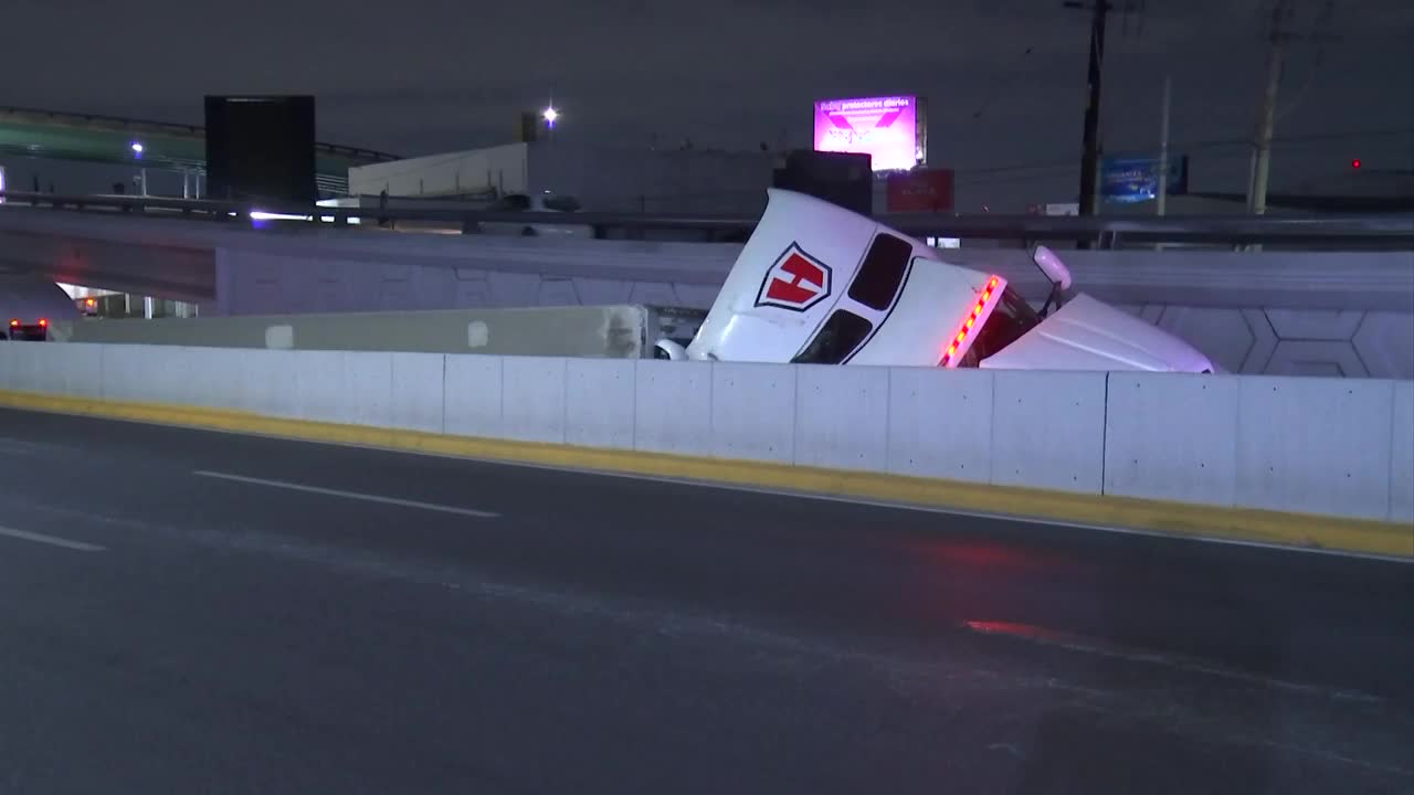 Un vehículo de carga volcó sobre la curva de avenida Garza Sada y Revolución, en Monterrey.