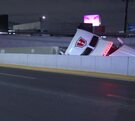 Un vehículo de carga volcó sobre la curva de avenida Garza Sada y Revolución, en Monterrey.