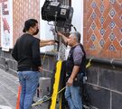 Personas grabando escenas de una película en las calles de Puebla.