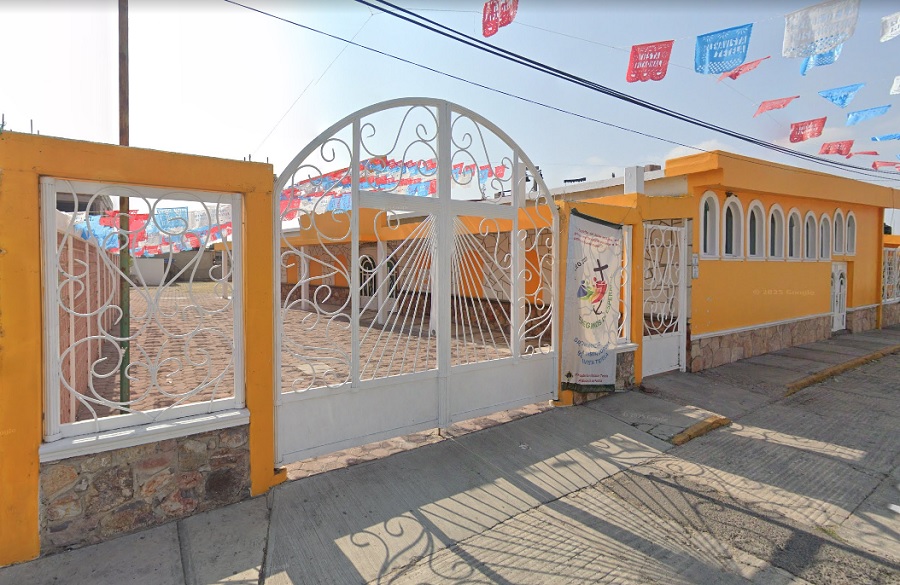 Fachada de una iglesia pintada de amarillo en Puebla.