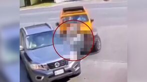 Video capta el momento en que el conductor de un Jeep arrolla a un joven tras una discusión vial en Sierra Alta, Monterrey, y escapa.