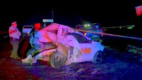 Automóvil color blanco totalmente destruido tras ser impactado por una camioneta robada en Carretera a Nogales con policías alrededor