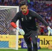 Camilo Vargas en el campo del Estadio Jalisco