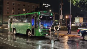 Camión verde de la ruta 629 del transporte público en Guadalajara detenido por policías en medio de la Avenida Juárez