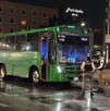 Camión verde de la ruta 629 del transporte público en Guadalajara detenido por policías en medio de la Avenida Juárez