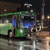 Camión verde de la ruta 629 del transporte público en Guadalajara detenido por policías en medio de la Avenida Juárez