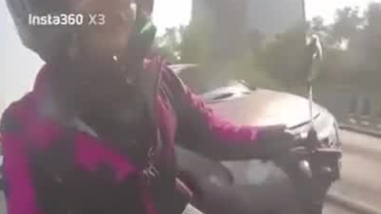 Una motociclista grabó el momento en que un automóvil le cerró el paso sobre Insurgentes Norte, en la alcaldía Cuauhtémoc.