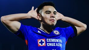 Charly Rodríguez celebrando un gol con Cruz Azul.