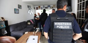 Policía dentro de anexo