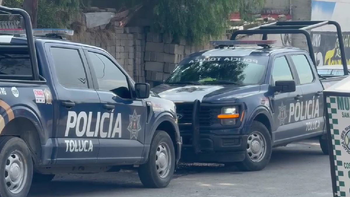 Policías acordonan la gasolinera donde un asaltante fue asesinado en Toluca.