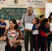 Maestros con sus alumnos, foto generada con IA.