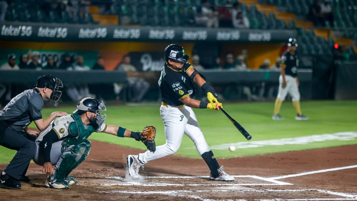 un bateador de pericos de puebla en el plato con el catcher del equipo bravos de león