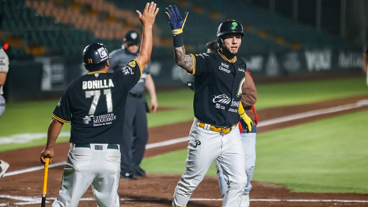 dany ortiz jugador de pericos de puebla celebra un jonron