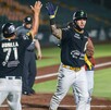 dany ortiz jugador de pericos de puebla celebra un jonron