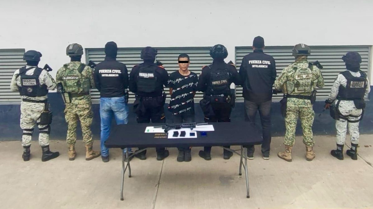 Cuatro presuntos generadores de violencia fueron detenidos con armas largas y drogas tras operativos en Monterrey.