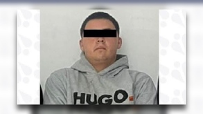 Imagen de un hombre asegurado por la Fiscalía de Puebla con el rostro cubierto.