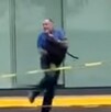 Hombre corriendo, detrás una policía